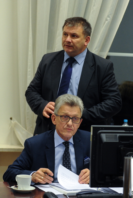 Warszawa, 30.01.2017. Pose³ PiS Stanis³aw Piotrowicz (dó³) i&nbsp;rzecznik KRS, sêdzia Waldemar ¯urek (góra) podczas nadzwyczajnego posiedzenia Krajowej Rady S¹downictwa, 30 bm.&nbsp;w&nbsp;Warszawie. Rada zajmie siê przede wszystkim planowan¹ przez&nbsp;resort sprawiedliwoci zmian¹ zasad dzia³ania KRS. (mr) PAP/Marcin Obara